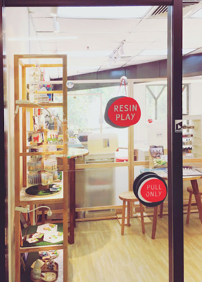 Resin Play, Singapore